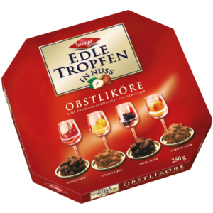 Edle Tropfen in Nuss fruit liqueurs